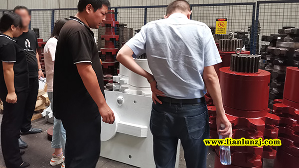 貴陽(yáng)彭總開展刮板機(jī)配件業(yè)務(wù)，來(lái)我廠考察參觀！